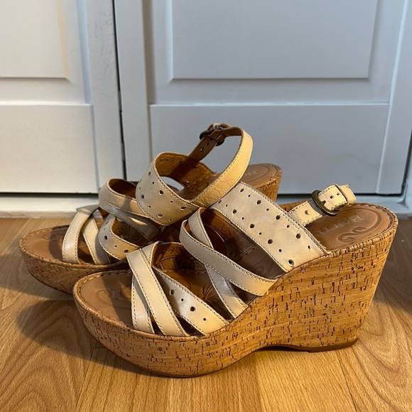 ~BORN~ EUC~Born Cream Leather "Marlys Wedge Sandal 9/40.4 - Picture 1 of 5